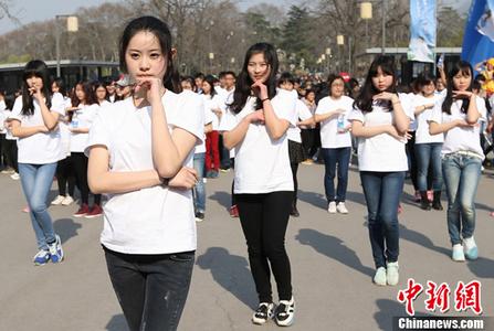 杨紫琼现身《魔法坏女巫首映礼，穿抹胸礼服大秀肌肉线条